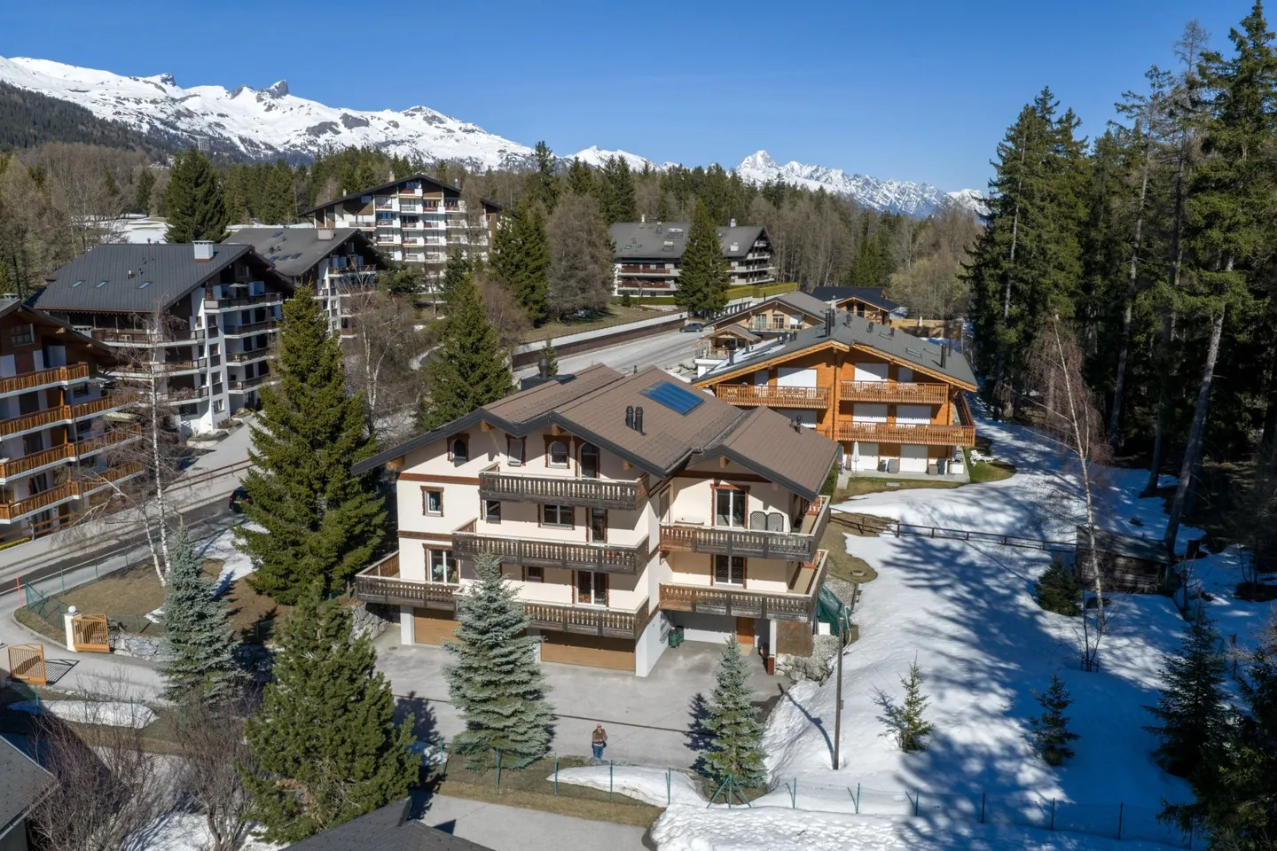 Building of three apartments on the Crans-Montana Golf - Photo 9 of 13