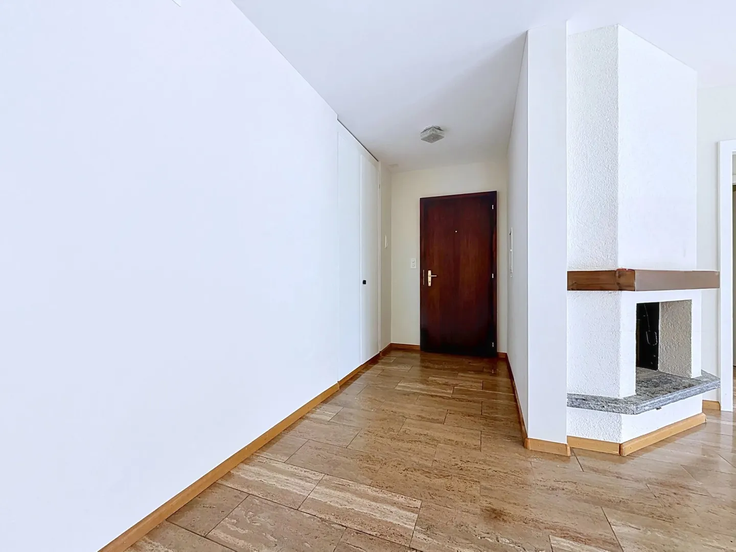 Spacious 6.5 rooms with balcony and beautiful brightness in Sion - Photo 6 of 13