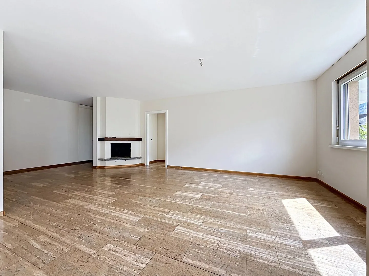 Spacious 6.5 rooms with balcony and beautiful brightness in Sion - Photo 3 of 13