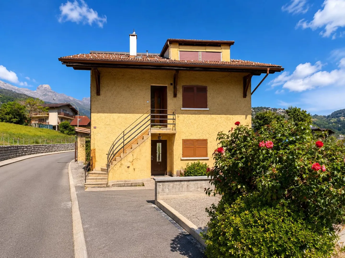 4,5 pièces en duplex sous les toits avec vue dégagée - Foto 2 von 8