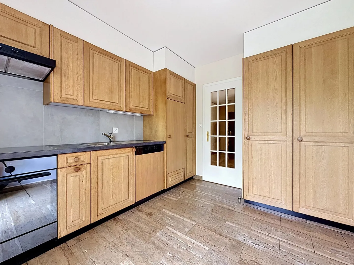 Spacious 6.5 rooms with balcony and beautiful brightness in Sion - Photo 7 of 13