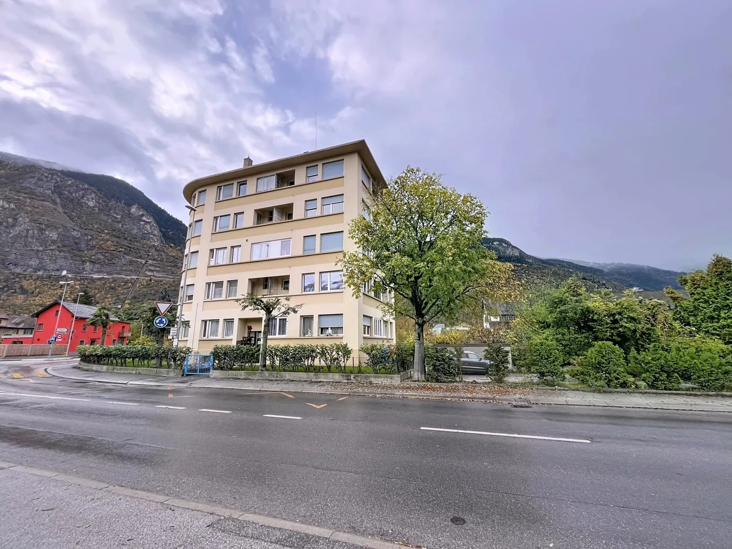 Appartement de 3 1/2 pièces à rénover à Sierre - Photo 1 of 10