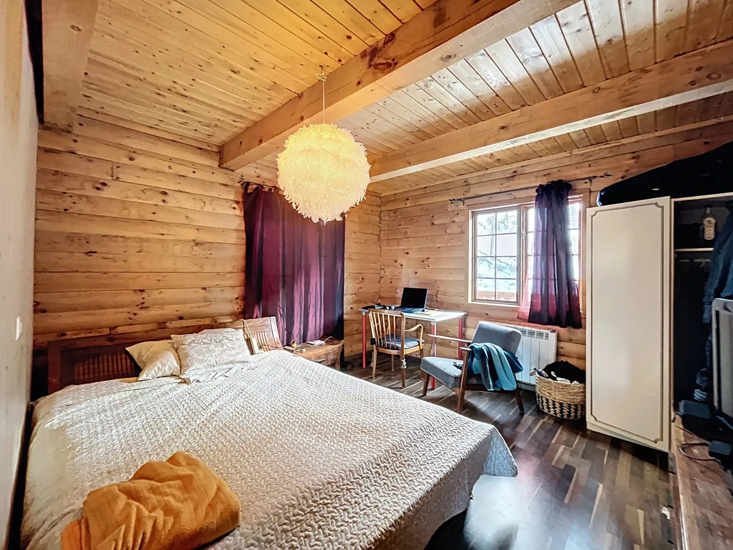 Chalet canadien en rondins avec deux appartements et vue imprenable - Photo 8 of 13