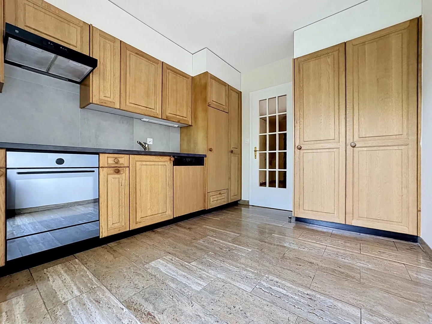 Spacious 6.5 rooms with balcony, unobstructed view and beautiful brightness in Sion - Photo 6 of 13