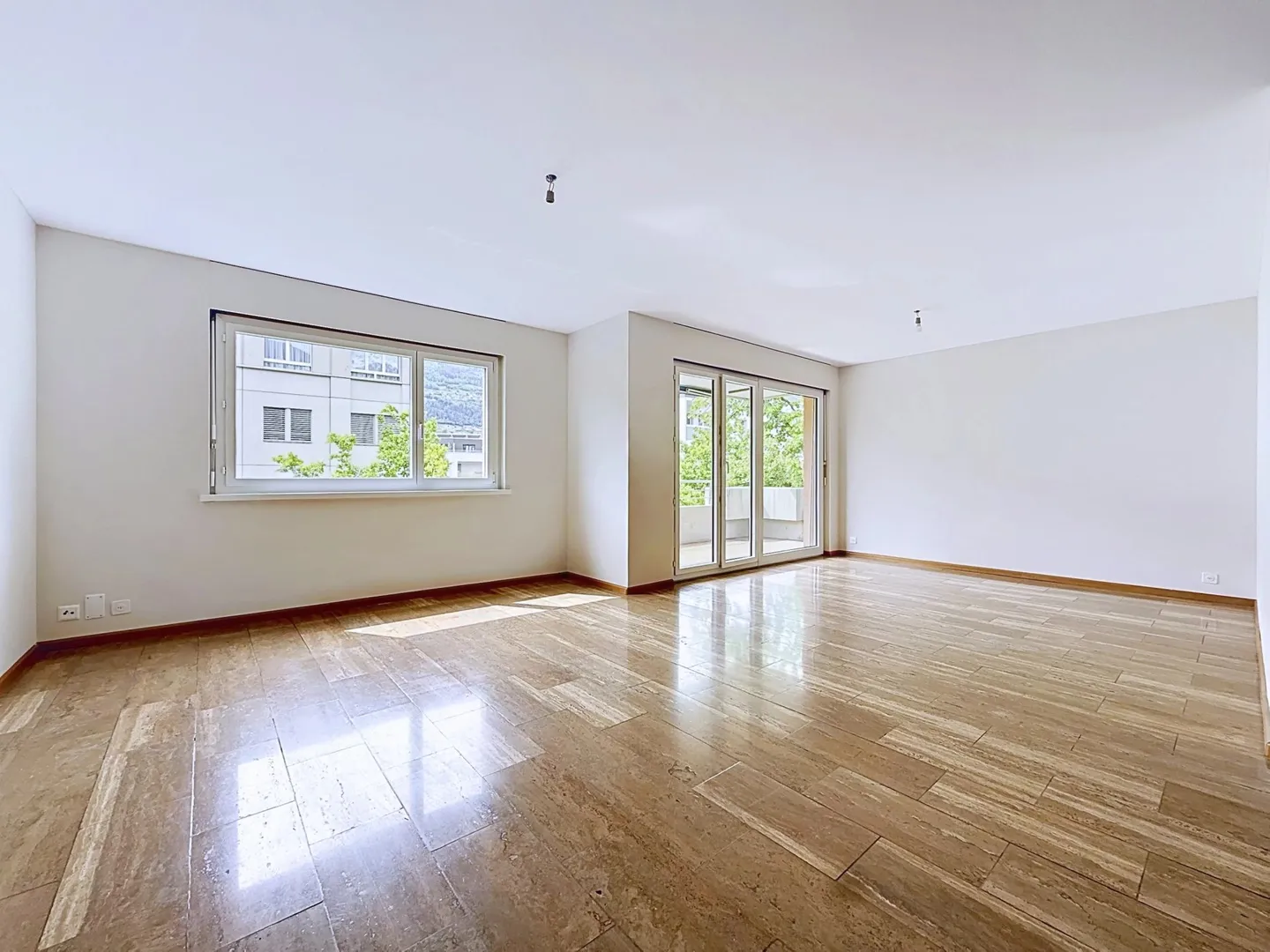 Spacious 6.5 rooms with balcony and beautiful brightness in Sion - Photo 2 of 13