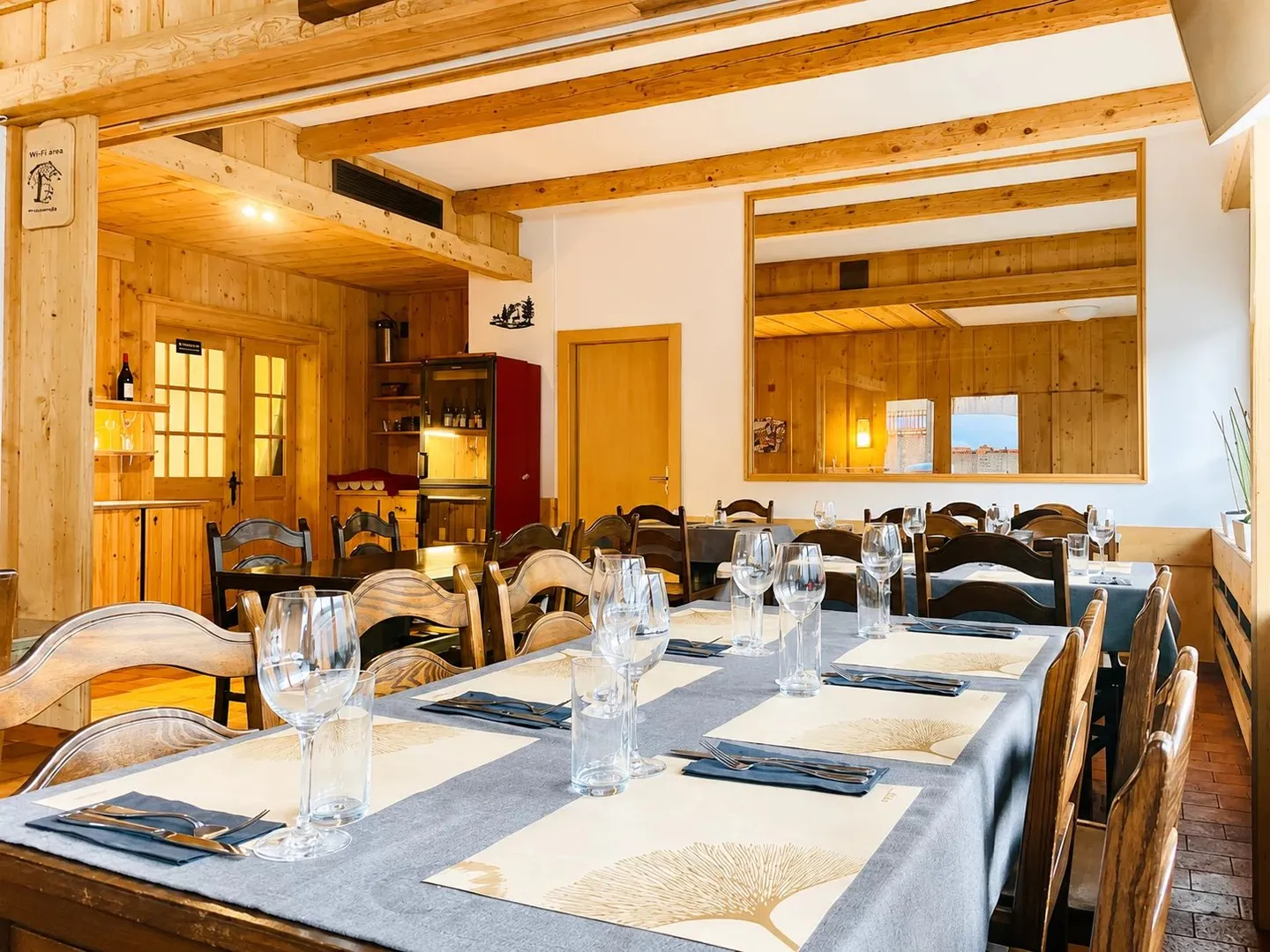 Gemischtes Unternehmen mit Hotelbereich, Restaurant und unabhängiger Wohnung in Bourg-St-Pierre - Foto 2 von 12