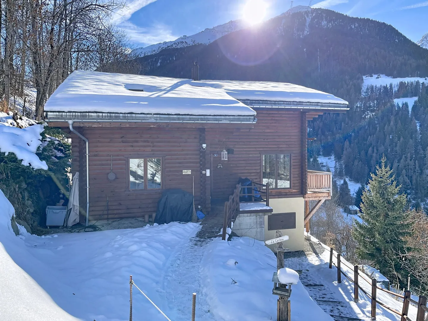 Chalet canadien en rondins avec deux appartements et vue imprenable - Photo 7 of 13