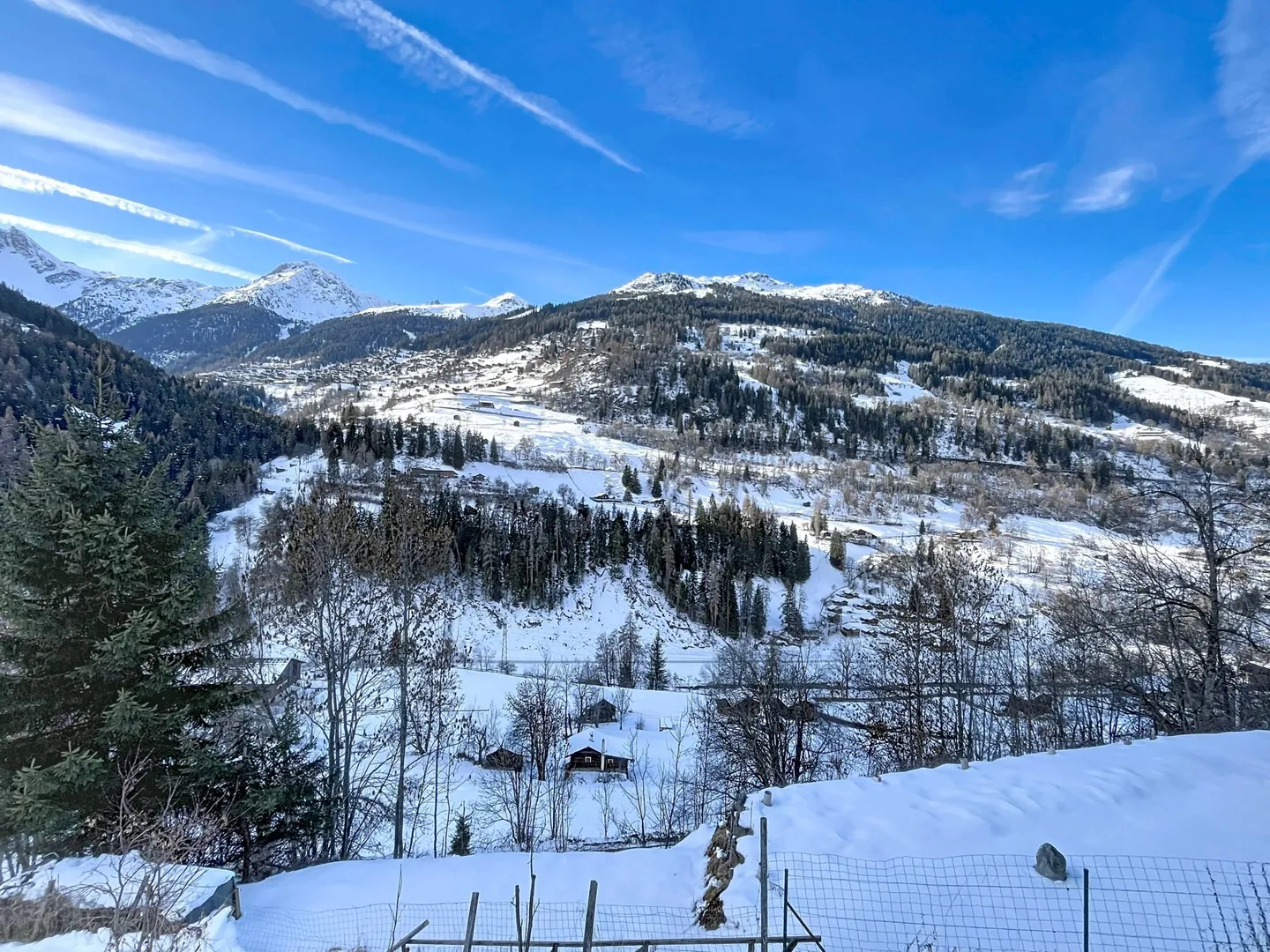 Chalet canadien en rondins avec deux appartements et vue imprenable - Photo 5 of 13