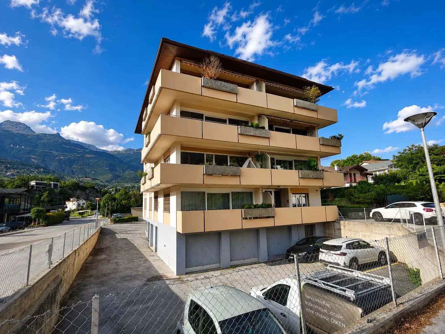 Lumineux 3,5 pièces avec balcon et vue dégagée à Sierre - Foto 1 von 9