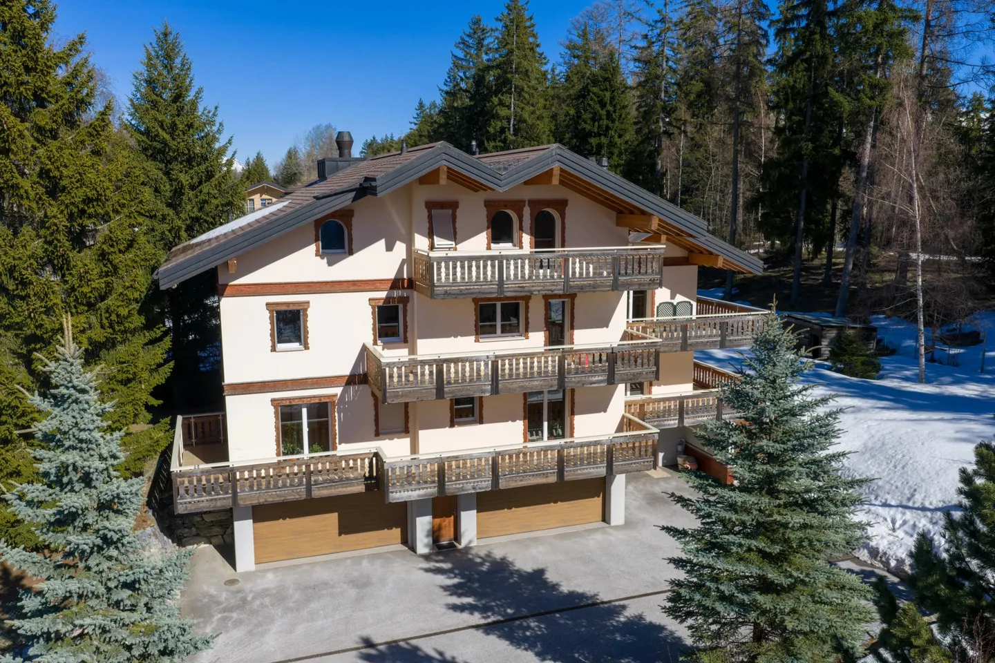 Building of three apartments on the Crans-Montana Golf - Photo 1 of 13