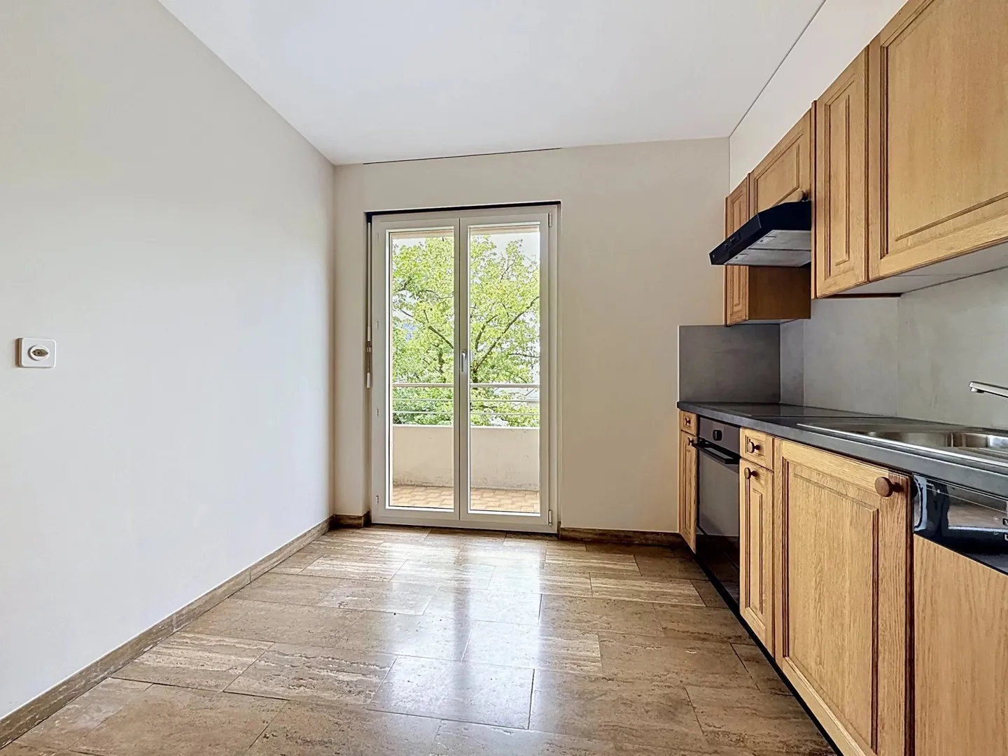 Spacious 6.5 rooms with balcony and beautiful brightness in Sion - Photo 8 of 13