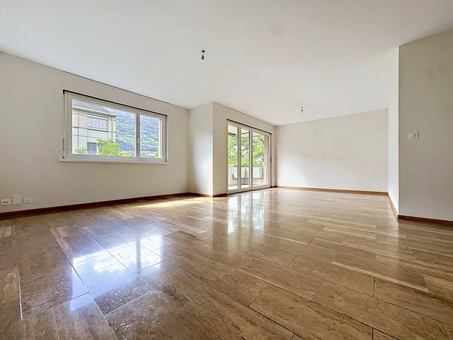 Spacious 6.5 rooms with balcony, unobstructed view and beautiful brightness in Sion - Photo 1 of 13