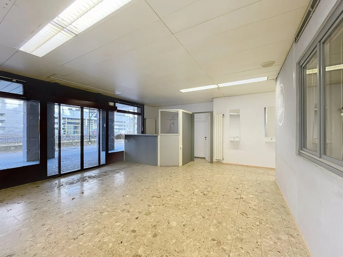 Spacieux local commercial au centre de Sierre - Foto 3 di 12