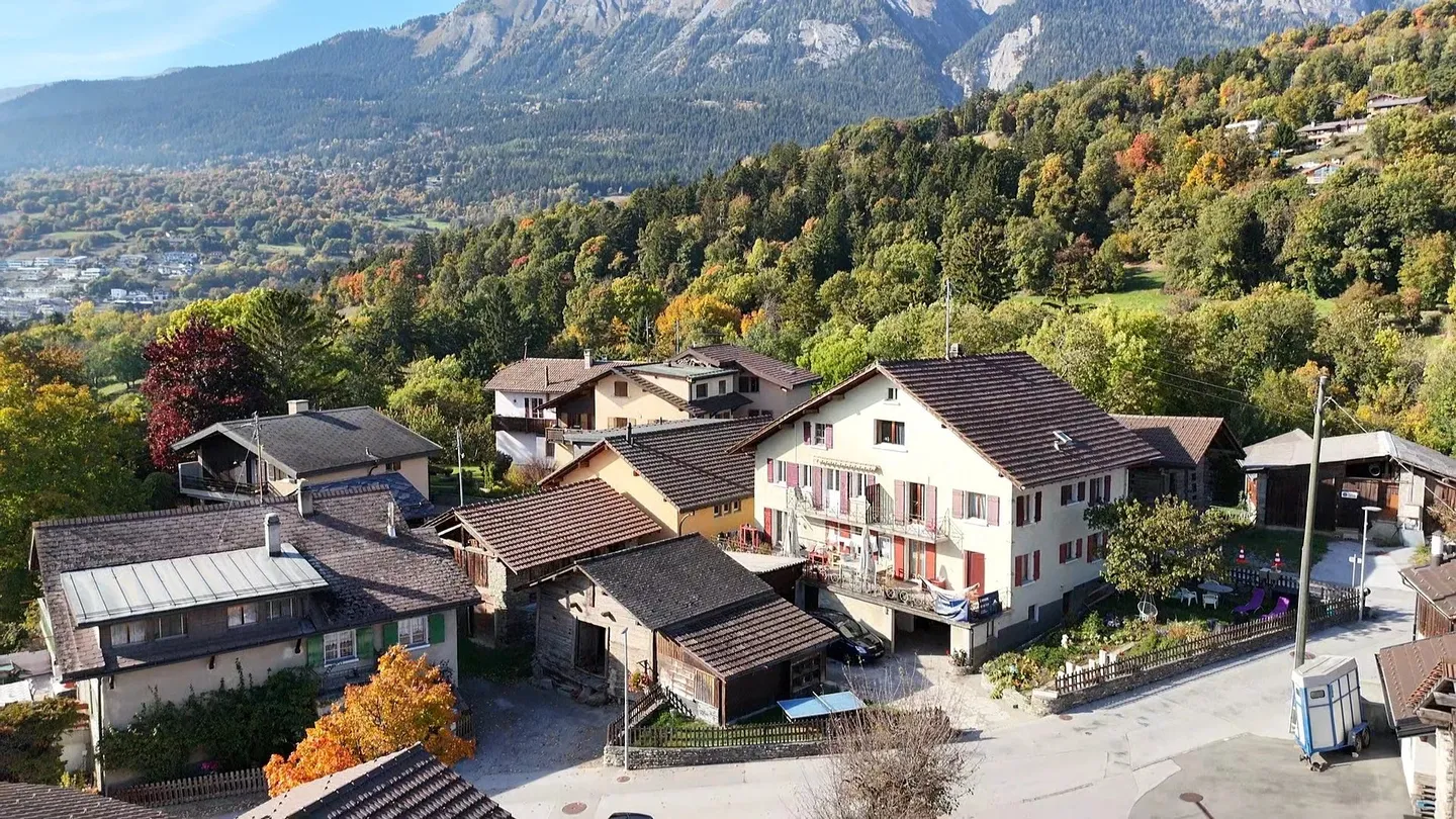 Casa con tre appartamenti da ristrutturare con alto potenziale - Foto 1 di 13