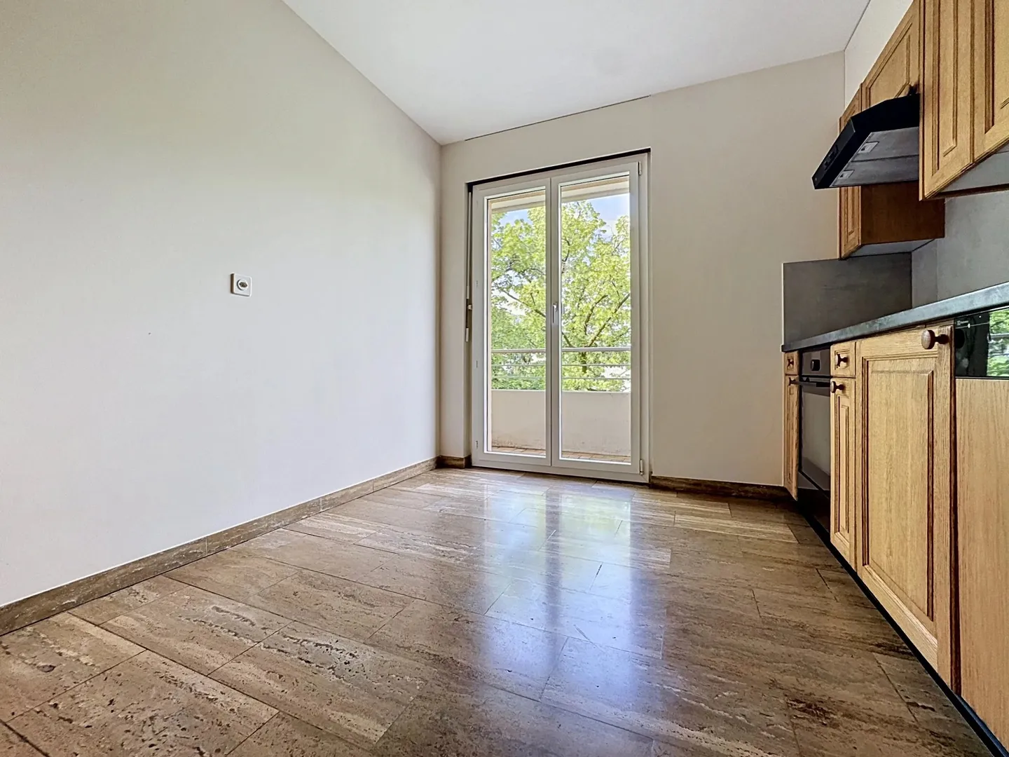 Spacious 6.5 rooms with balcony, unobstructed view and beautiful brightness in Sion - Photo 5 of 13