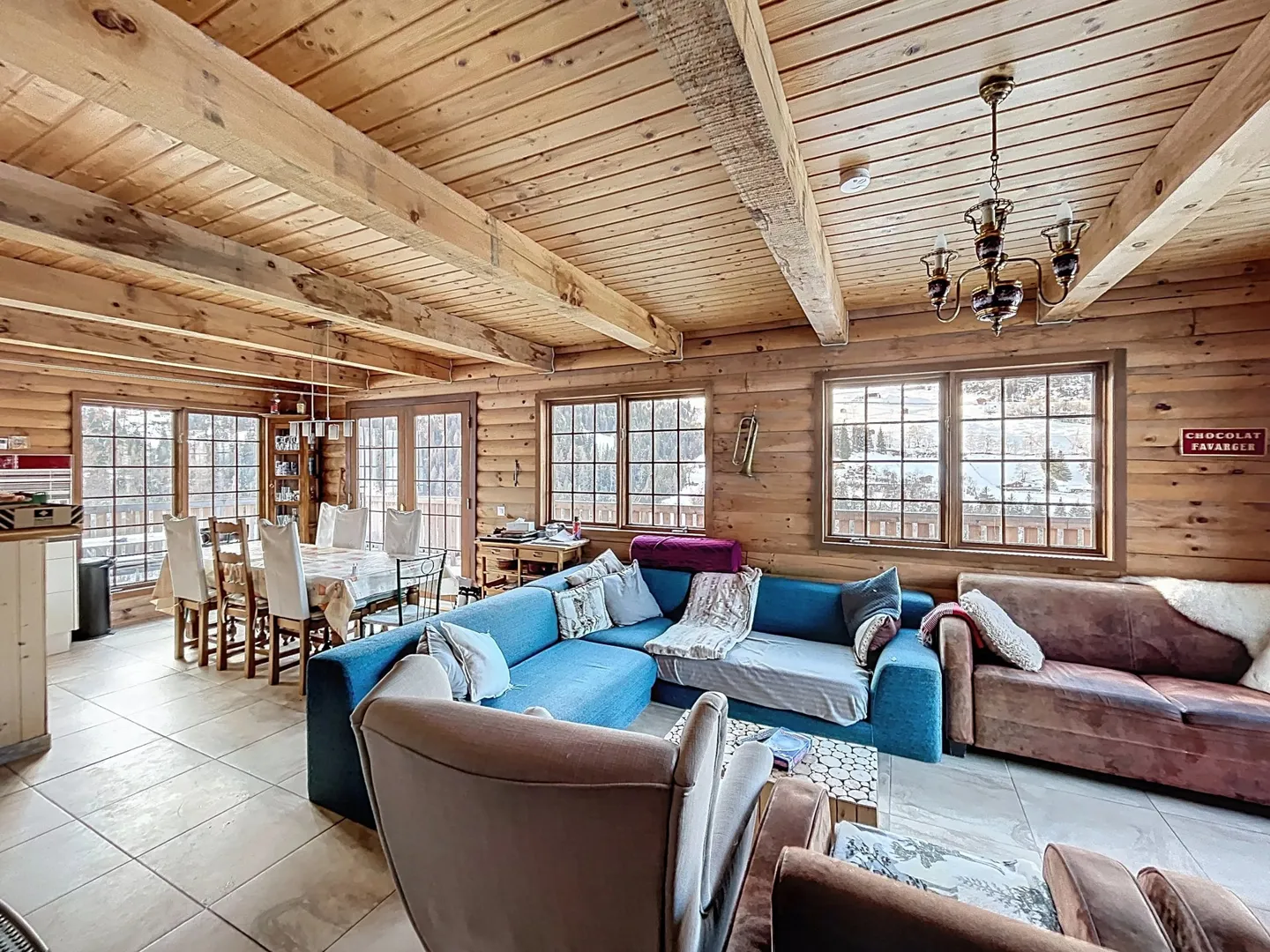 Chalet canadien en rondins avec deux appartements et vue imprenable - Photo 2 of 13
