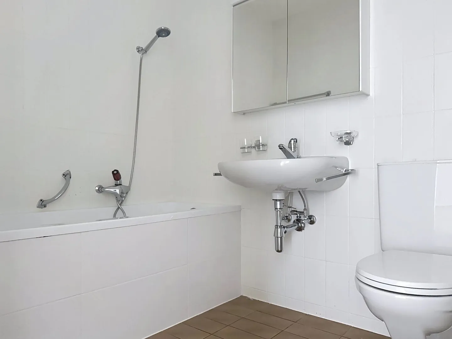 Spacious 6.5 rooms with balcony, unobstructed view and beautiful brightness in Sion - Photo 12 of 13