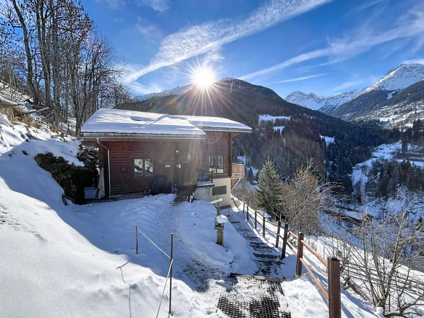 Chalet canadien en rondins avec deux appartements et vue imprenable - Photo 1 of 13
