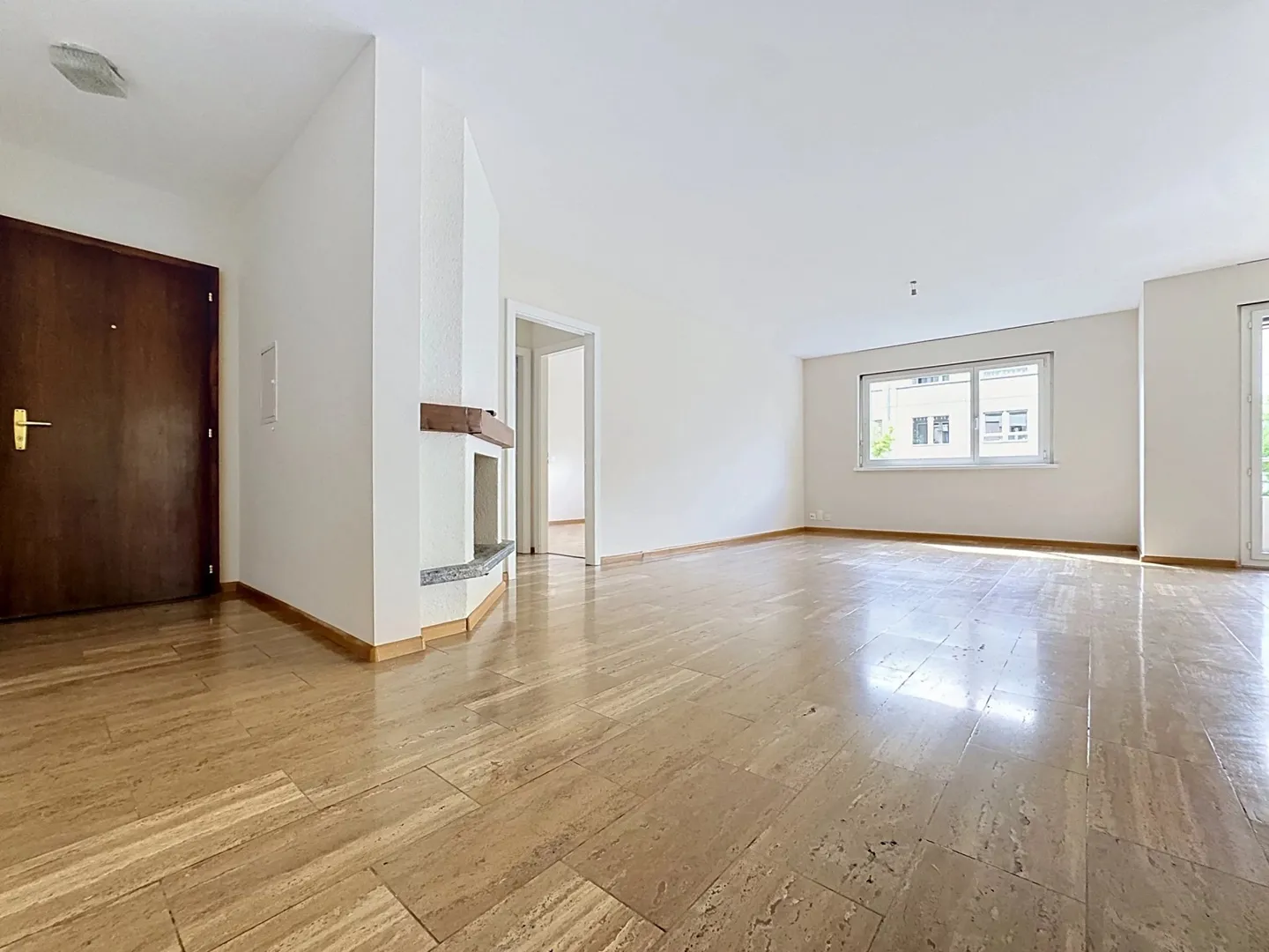 Spacious 6.5 rooms with balcony, unobstructed view and beautiful brightness in Sion - Photo 3 of 13
