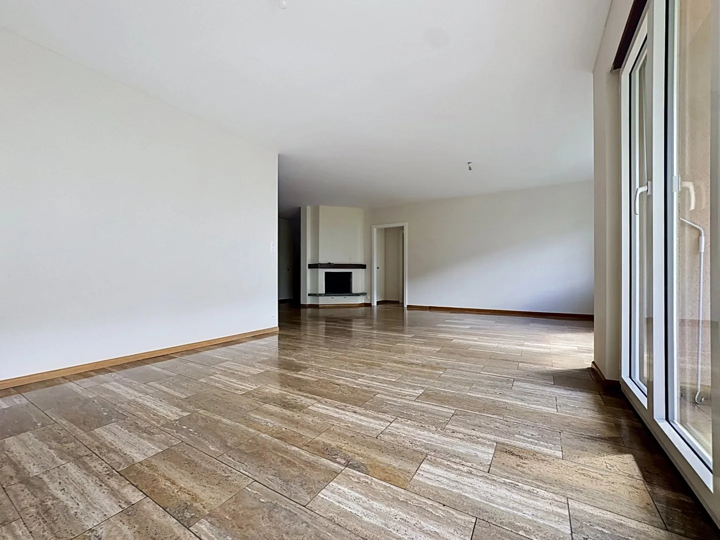 Spacious 6.5 rooms with balcony, unobstructed view and beautiful brightness in Sion - Photo 4 of 13