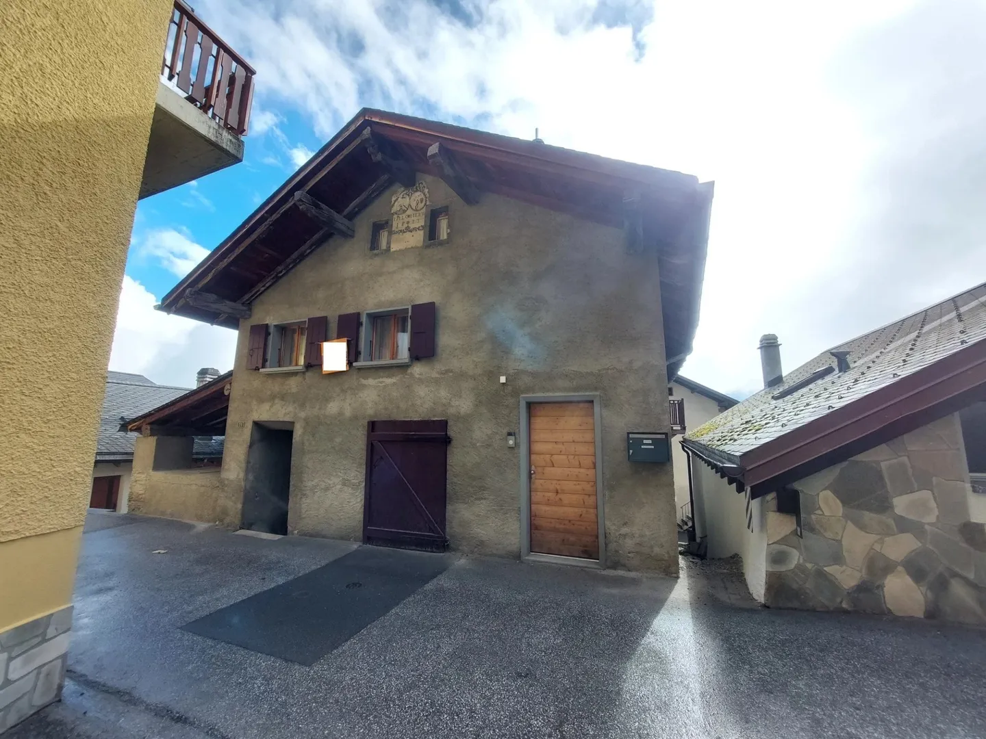 Charming partially renovated apartment in the heart of the village of Lens - Photo 8 of 8