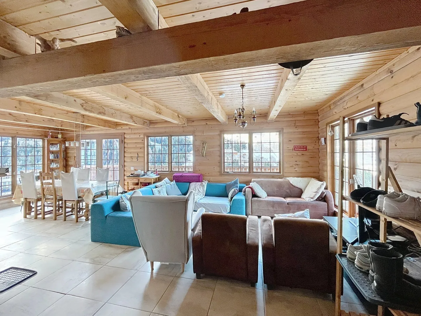 Chalet canadien en rondins avec deux appartements et vue imprenable - Photo 5 of 13