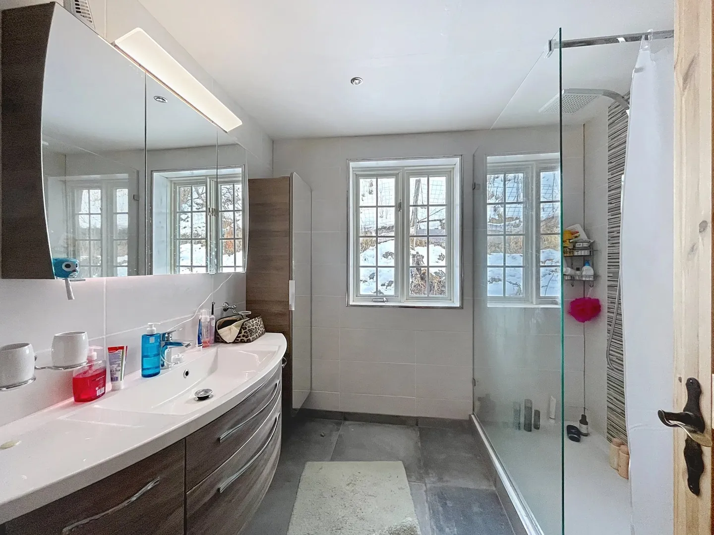 Chalet canadien en rondins avec deux appartements et vue imprenable - Photo 8 of 13