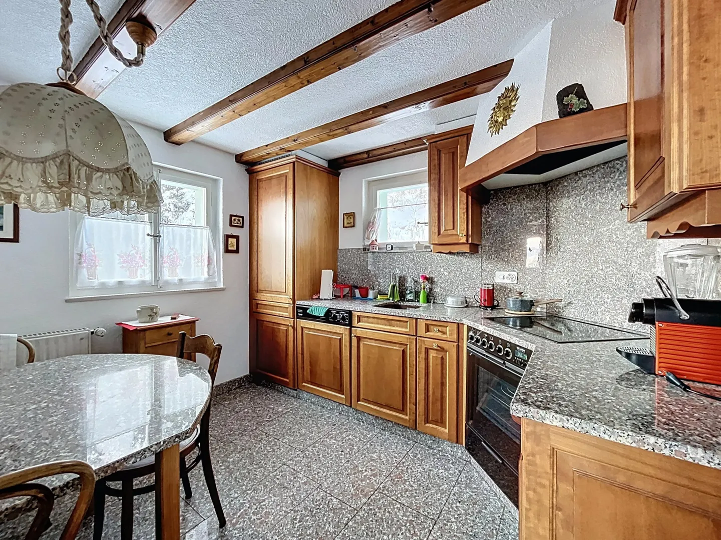 Chalet de deux appartements à quelques minutes du centre de Crans-Montana - Photo 4 of 13