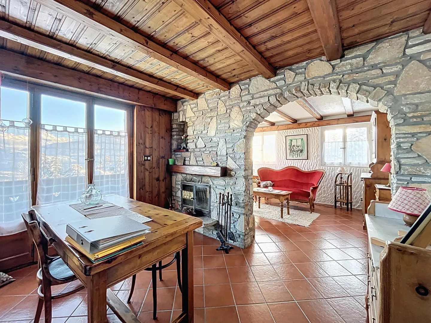 Chalet de deux appartements à quelques minutes du centre de Crans-Montana - Photo 2 of 13