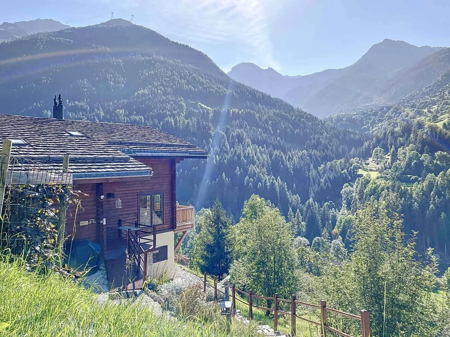 Chalet canadien en rondins avec deux appartements et vue imprenable - Photo 13 of 13