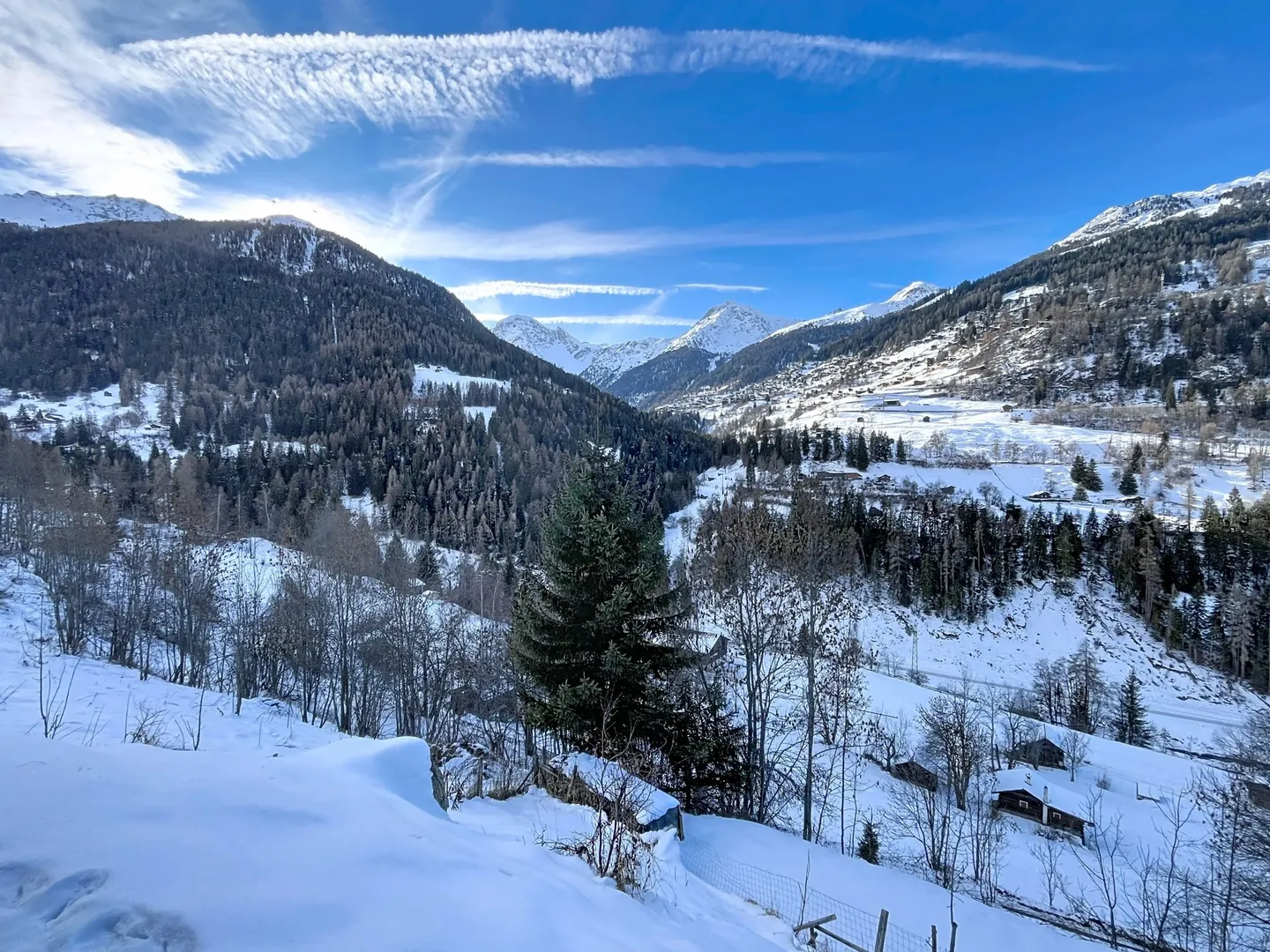 Chalet canadien en rondins avec deux appartements et vue imprenable - Photo 1 of 13