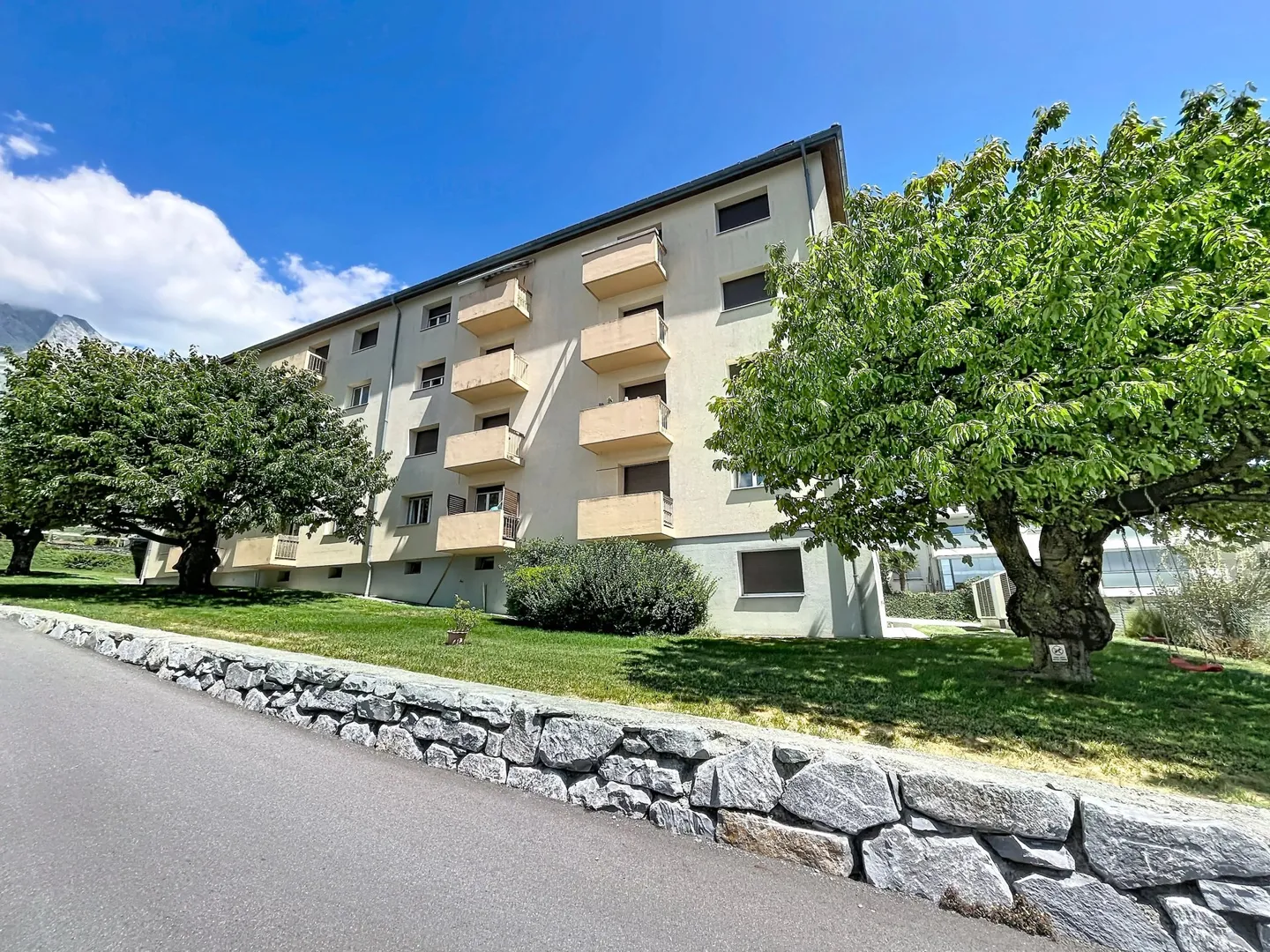 4-room apartment in a quiet area with a beautiful view - Photo 1 of 13