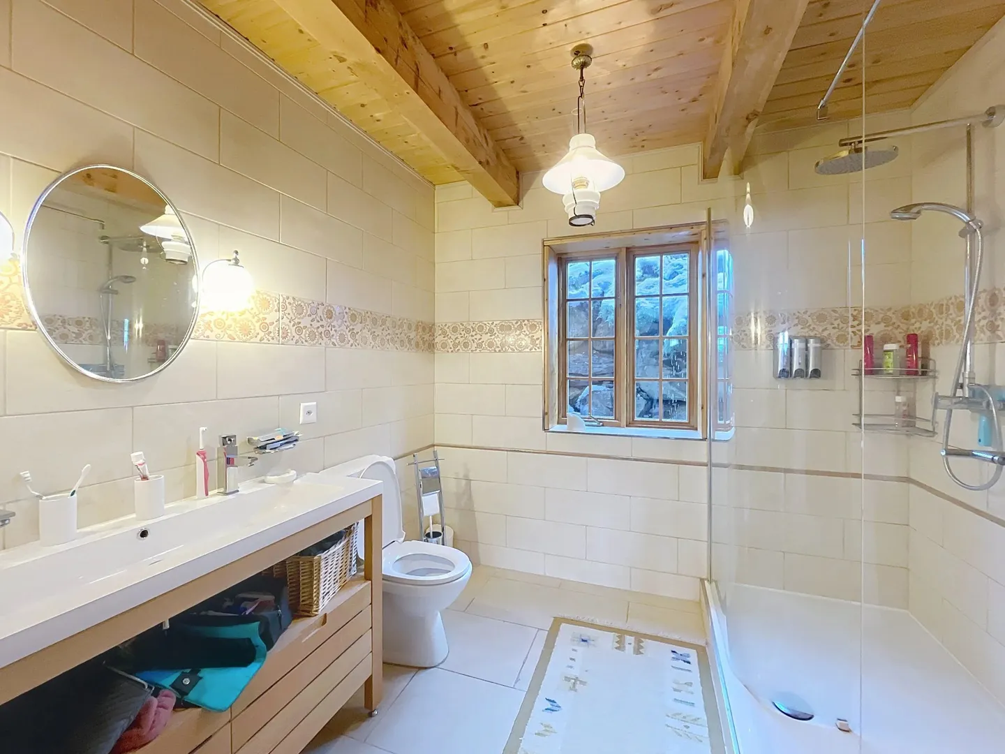 Chalet canadien en rondins avec deux appartements et vue imprenable - Photo 9 of 13