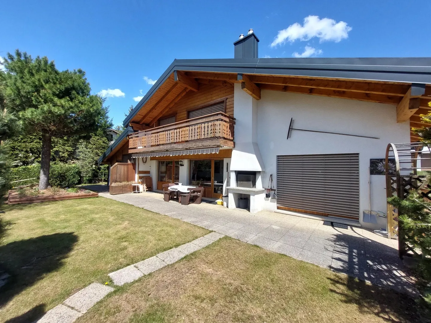 Rare Object - Charming and spacious chalet in Crans-Montana - Photo 1 of 12