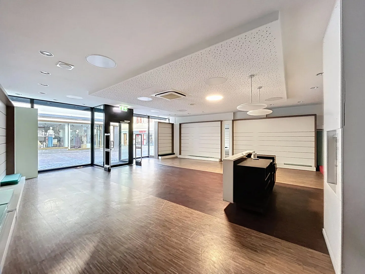 Local commercial au centre de Sion - Grandes surfaces modulables - Photo 1 of 13