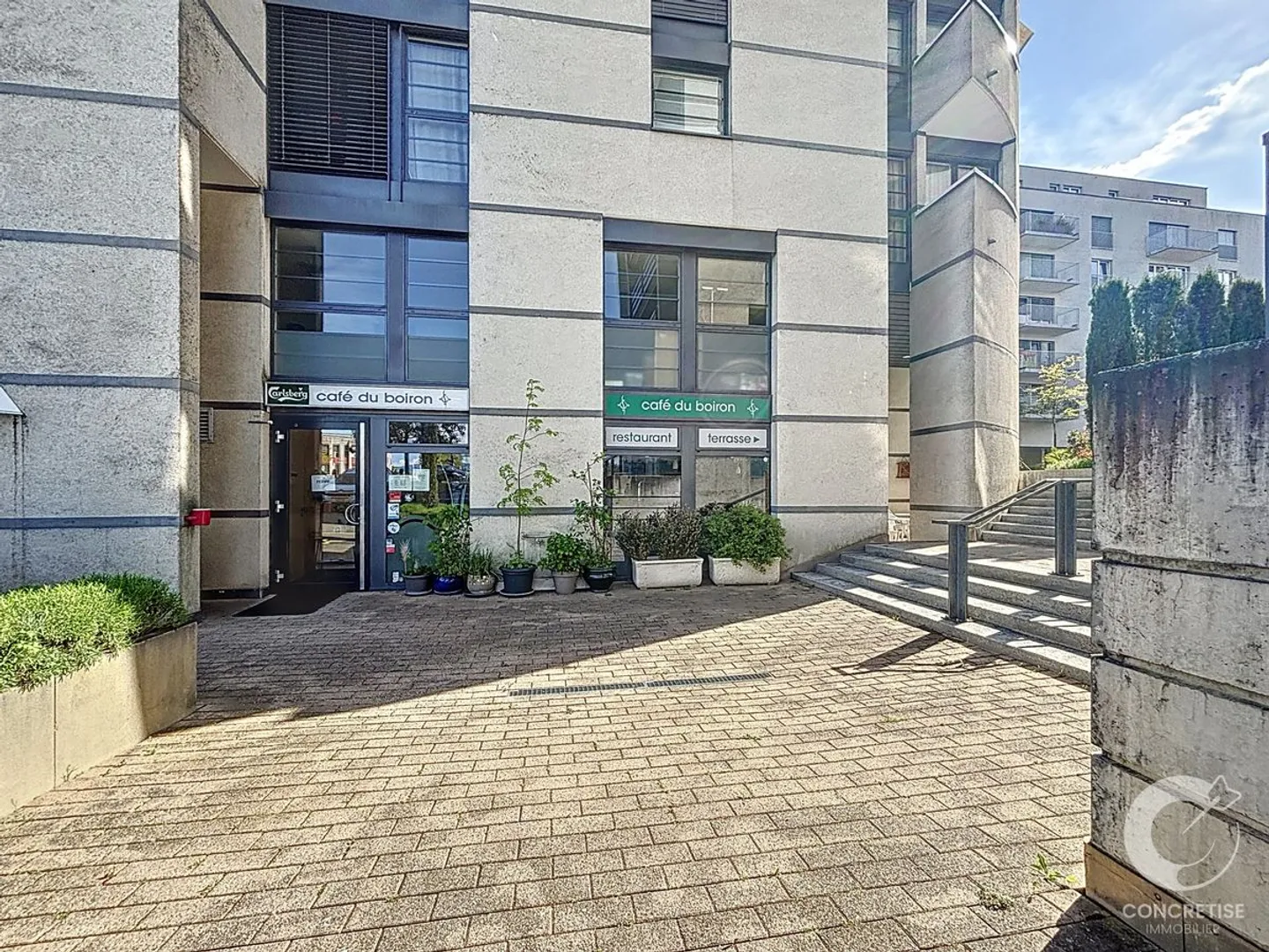 Investimento attraente: locali luminosi con attrezzature e spazio esterno | Route du Stand 70, Nyon - Foto 2 di 12