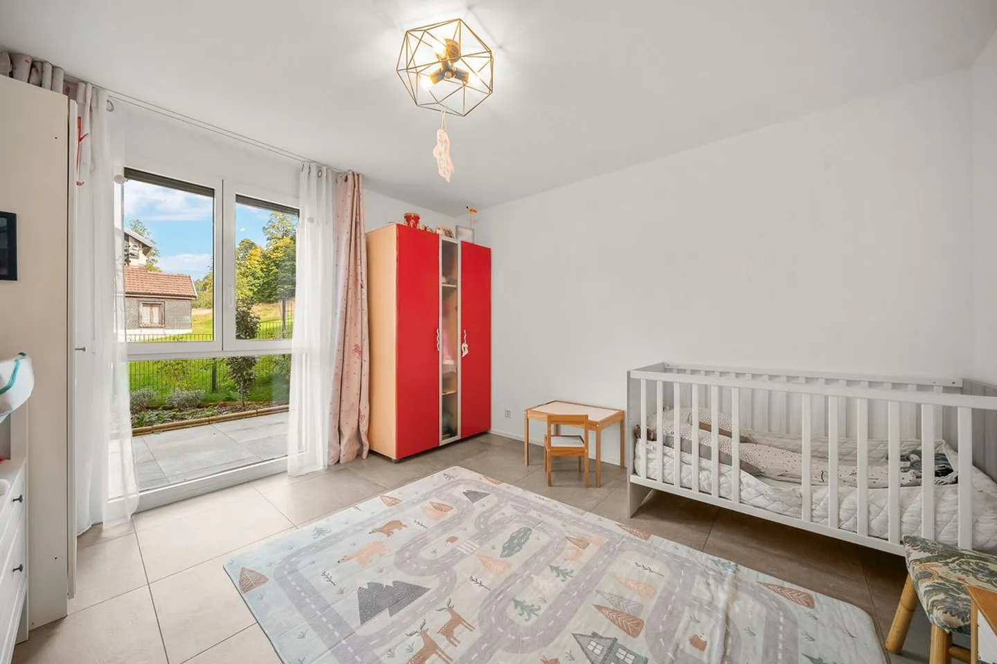 Appartamento contemporaneo con giardino privato - Foto 4 di 8