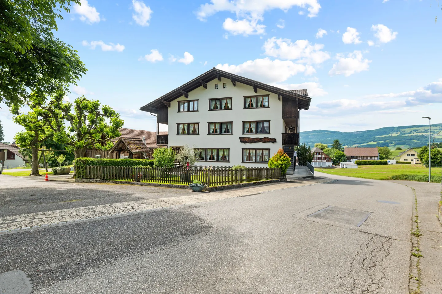 Mehrfamilienhaus mit Bauland - Foto 1 von 13