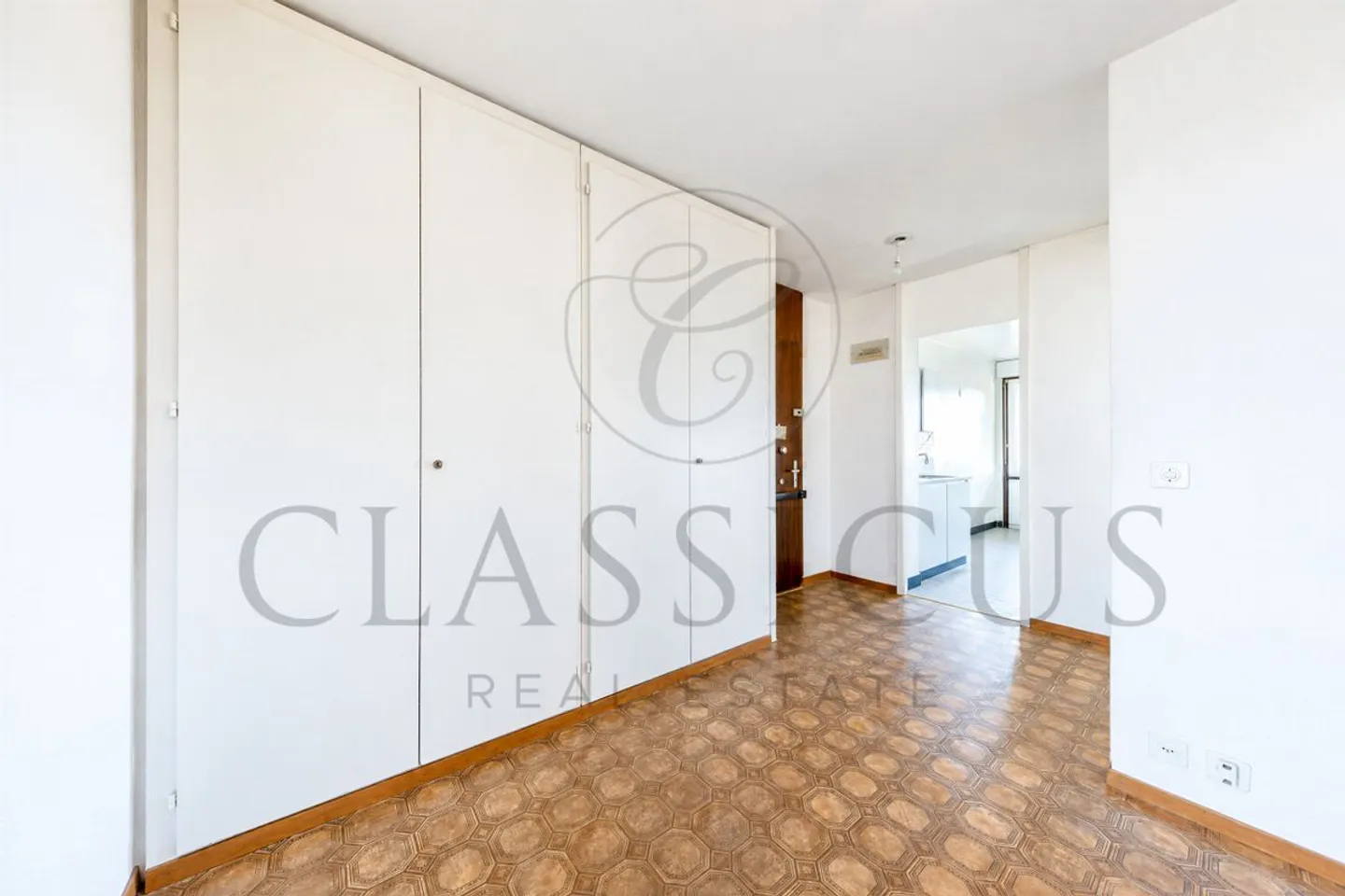Helle 4-Zimmer-Wohnung zur Renovierung mit zwei Loggias und freiem Blick - Foto 3 von 8