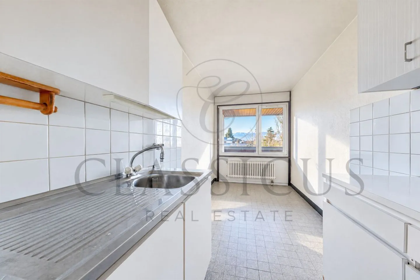 Helle 4-Zimmer-Wohnung zur Renovierung mit zwei Loggias und freiem Blick - Foto 2 von 8