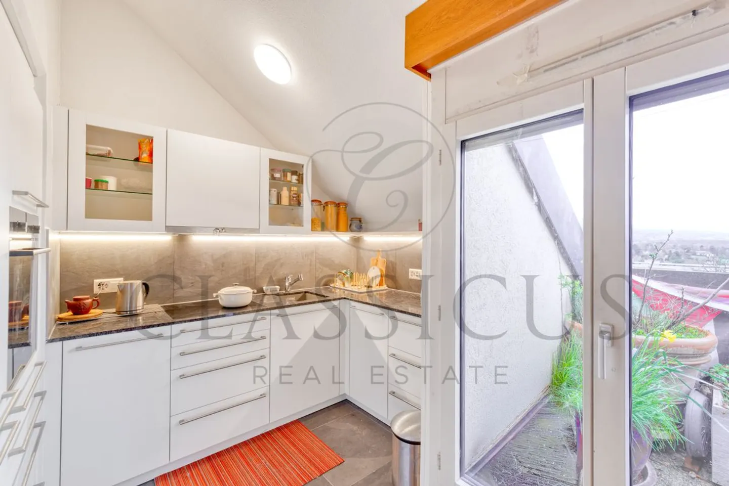 Character duplex with balcony, attic volumes and rare charm - Photo 5 of 12