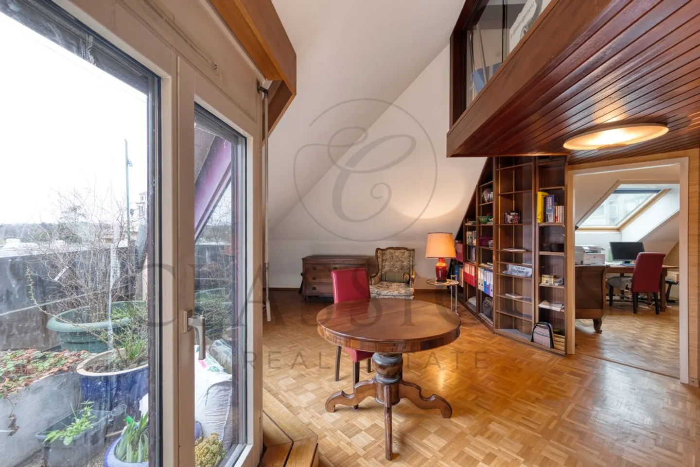 Character duplex with balcony, attic volumes and rare charm - Photo 4 of 12