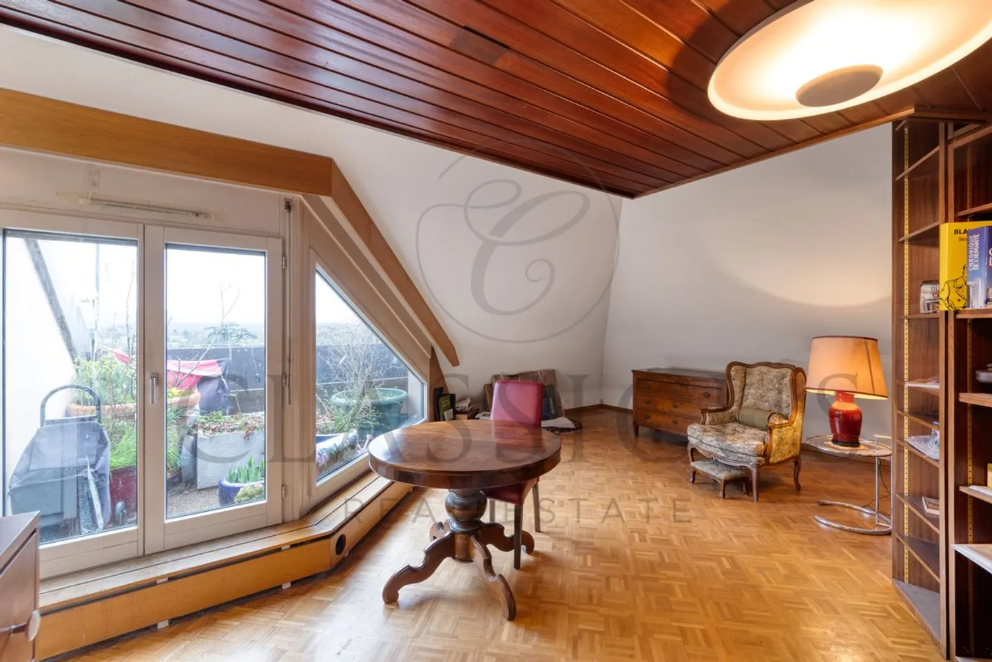 Character duplex with balcony, attic volumes and rare charm - Photo 3 of 12