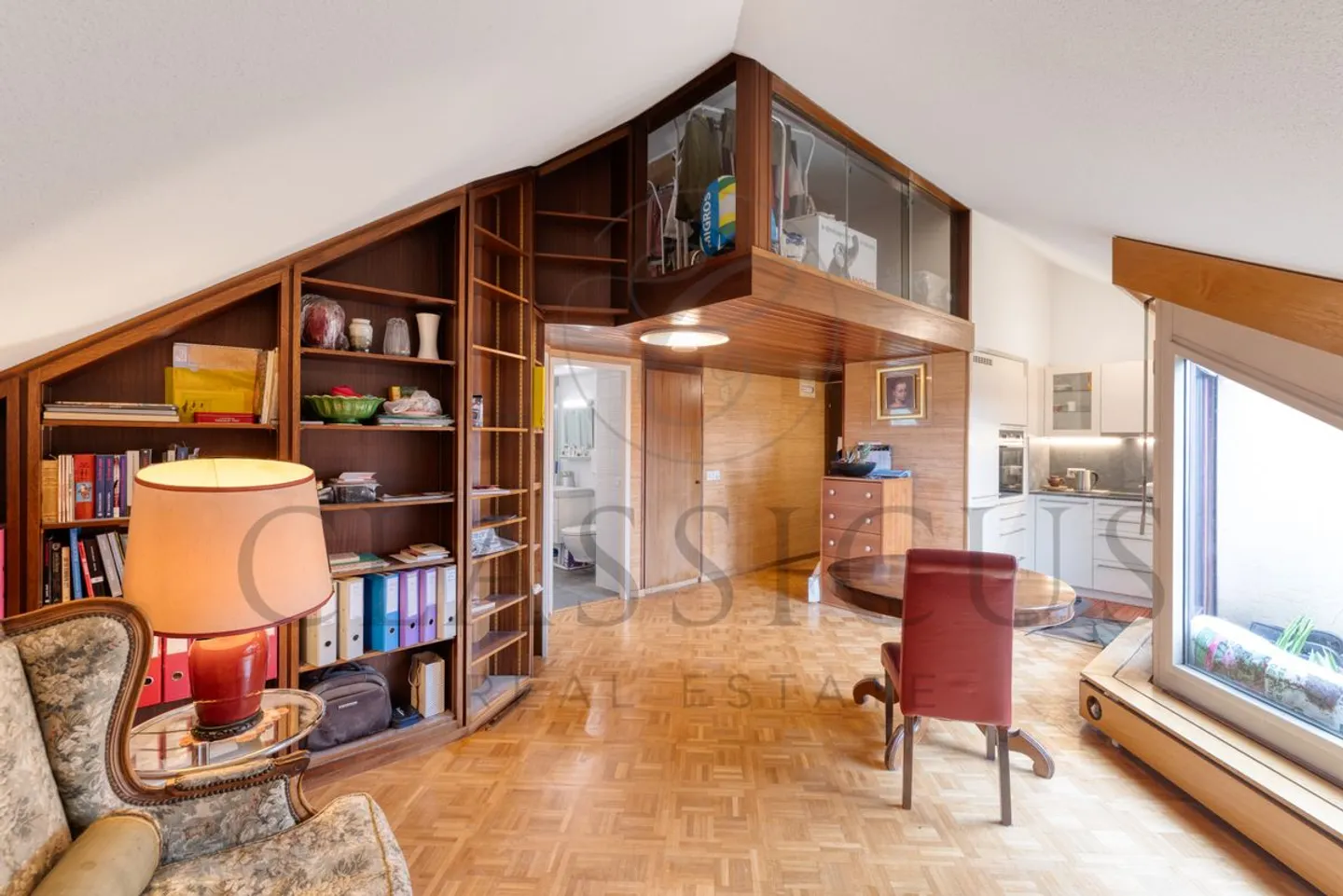 Character duplex with balcony, attic volumes and rare charm - Photo 2 of 12