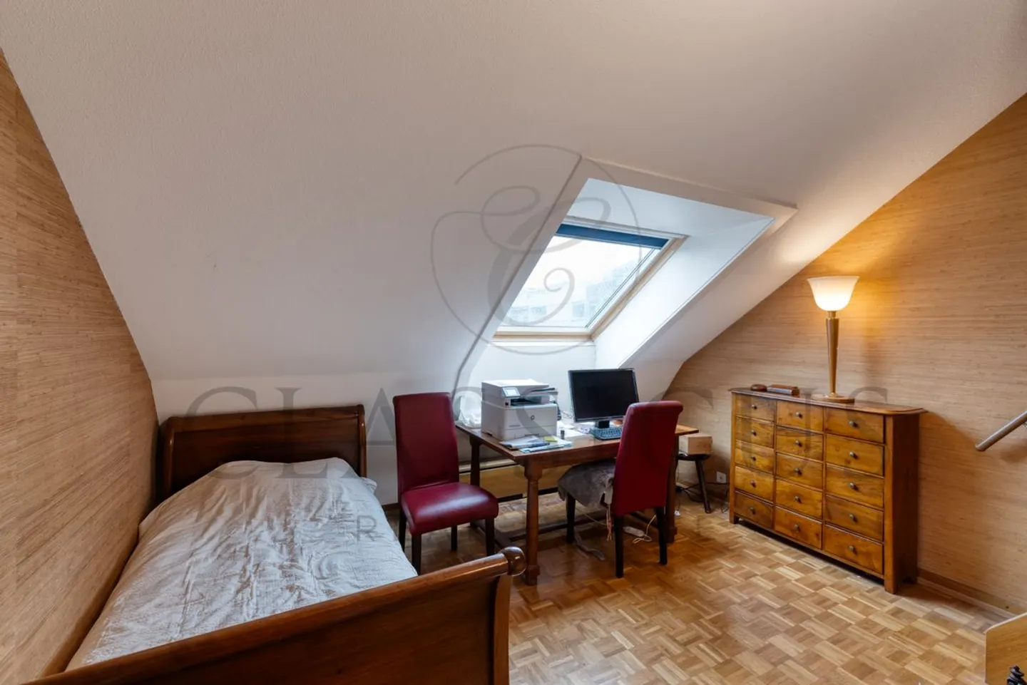 Character duplex with balcony, attic volumes and rare charm - Photo 6 of 12