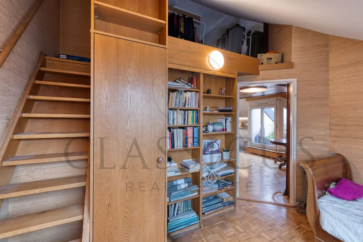 Character duplex with balcony, attic volumes and rare charm - Photo 8 of 12