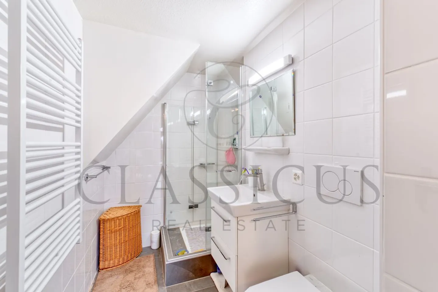 Character duplex with balcony, attic volumes and rare charm - Photo 10 of 12