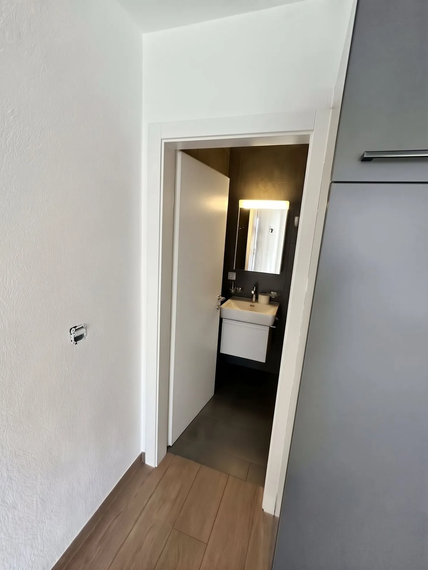 Studio moderne à Sion avec balcon, cave et place de parc - Photo 4 of 10