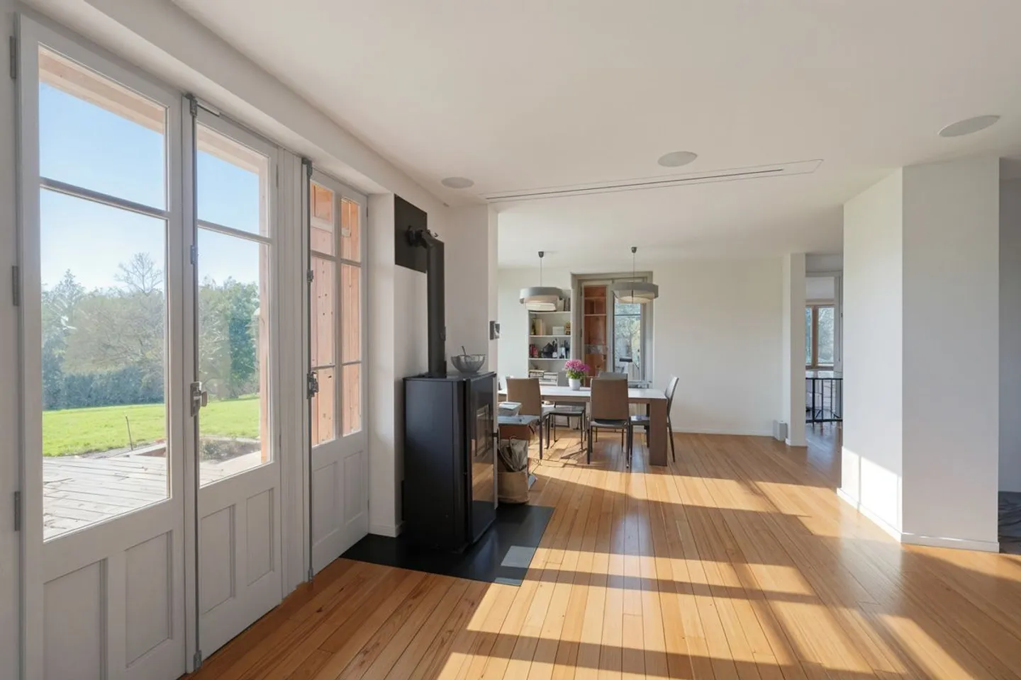 Individual chalet with large wooded park in Bellevue - Photo 2 of 13