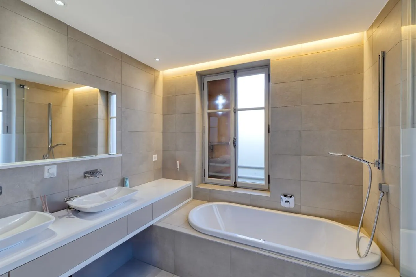 Individual chalet with large wooded park in Bellevue - Photo 5 of 13